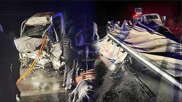 Isparta - Antalya Karayolu'nda Feci Kaza: 2'si ağır 3 yaralı