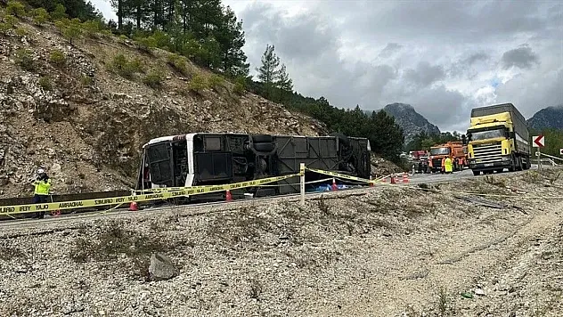 Isparta-Antalya karayolunda yolcu otobüsü devrildi: 1 ölü, 7 yaralı