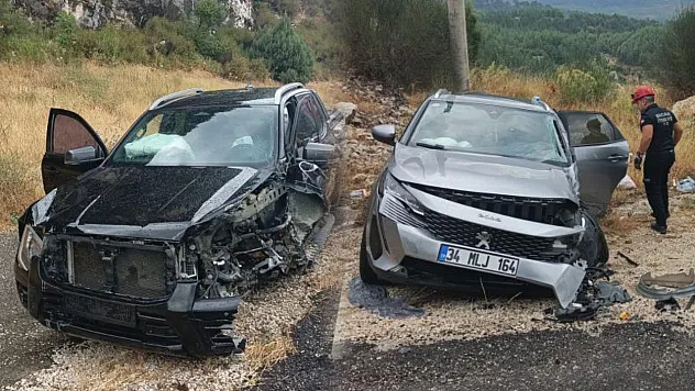 Isparta-Antalya Yolunda Korkutan Kaza! Aynı Araçtaki 4 Kişi Yaralandı
