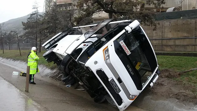Isparta-Burdur Karayolu'nda askeri nakil minibüsü devrildi: 11 yaralı