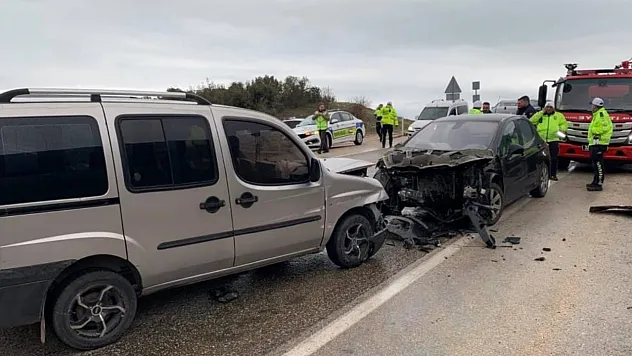 Isparta'da 3 aracın karıştığı kazada 8 kişi yaralandı