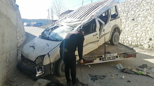 Isparta'da kontrolden çıkan araç köprüden uçtu: 1'i ağır 3 yaralı