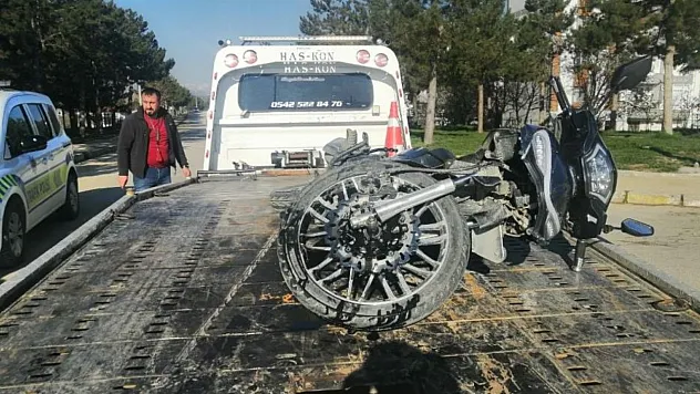 Isparta'da Otomobil ile Motosiklet Çarpıştı, Sürücü Yaralandı