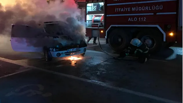 Isparta'da park halindeki otomobil yandı