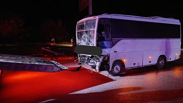 Isparta'da tarım işçilerini taşıyan midibüs ile tır çarpıştı: 17 yaralı