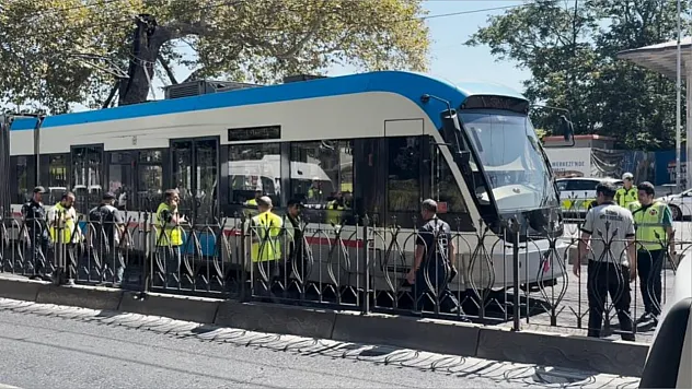 İstanbul Beyoğlu'nda Tramvay raydan çıktı, yolcular tahliye edildi