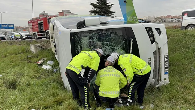 İstanbul'dan yarışmadan dönen öğrencileri taşıyan midibüs şarampole devrildi: 9'u öğrenci 15 yaralı
