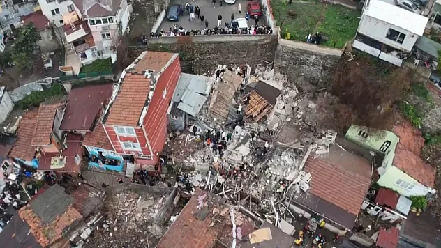 İstanbul Fatih'te 2 bina çöktü