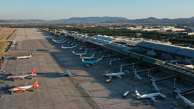 İzmir Adnan Menderes Havalimanı'nda Ocak ayında kaç yolcuya hizmet verildi?