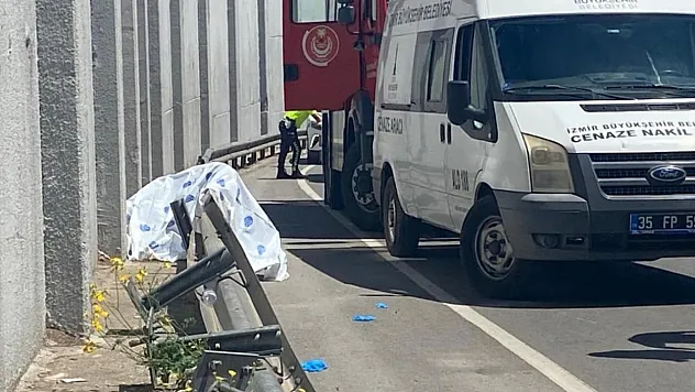 İzmir'de demir bariyere çarpan motosikletin sürücüsü hayatını kaybetti