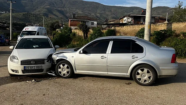 İzmir'de iki otomobilin çarpıştığı kazada anne ve bebeği yaralandı