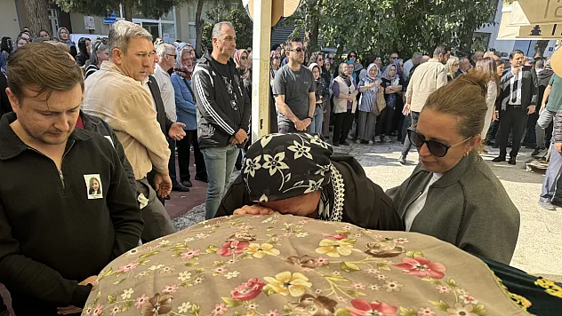 İzmir'de nişanlısı tarafından öldürülen kadının cenazesi toprağa verildi
