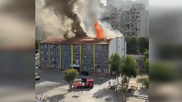 İzmir'de okul çatısında korkutan yangın