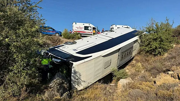 İzmir'de otobüsle çarpışan otomobildeki 2 kişi öldü