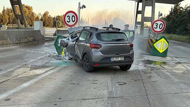 İzmir'de otoyol gişelerinde bariyere çarpıp yanan otomobilin sürücüsü öldü