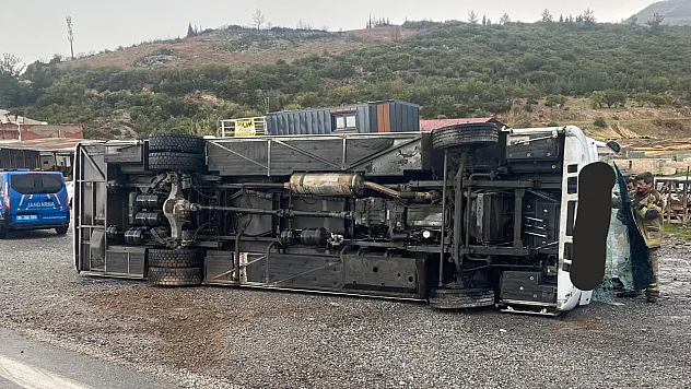 İzmir'de sporcuları taşıyan otobüs devrildi: 4 yaralı
