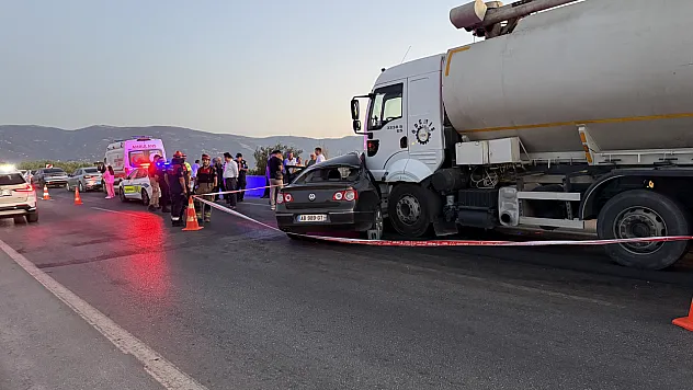 İzmir'de tankerin çarptığı otomobildeki karı koca hayatını kaybetti