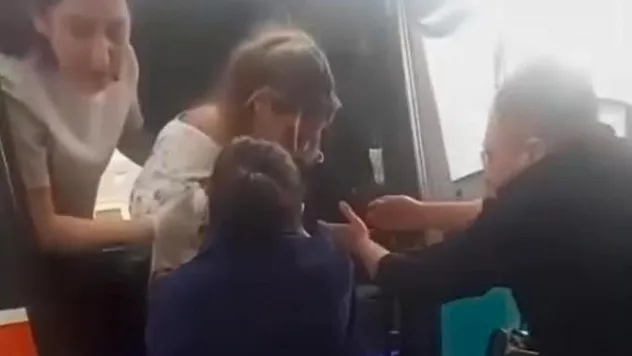 İzmir'de yolculuk sırasında sancılanan kadın dolmuşta doğum yaptı