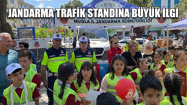 Jandarma trafik standına büyük ilgi