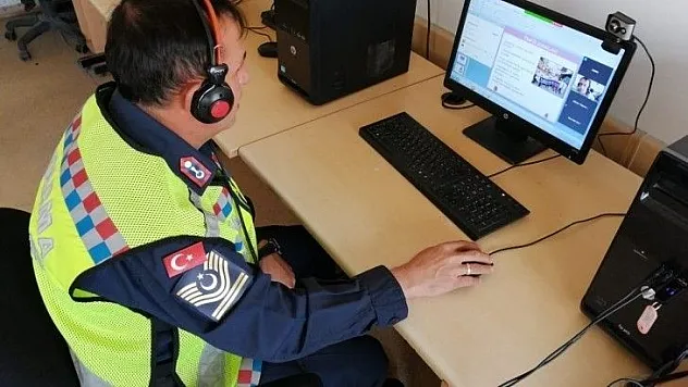 Jandarmadan EBA üzerinde öğrencilere trafik eğitimi