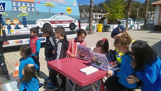 JANDARMADAN MİNİKLERE TRAFİK EĞİTİMİ