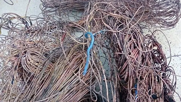 Kablo hırsızları polisten kaçamadı