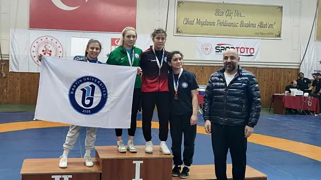 Kadın güreşçilerden 2 madalya