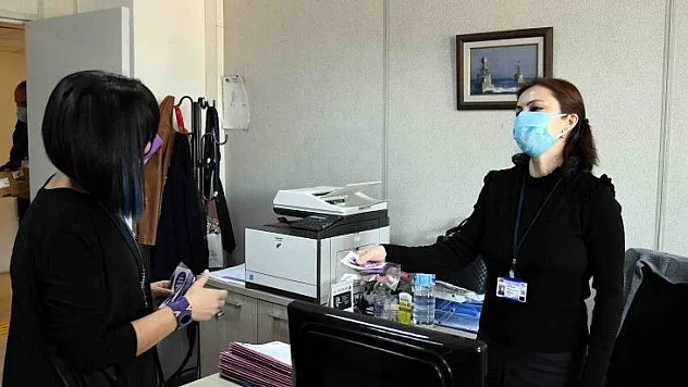 Kadın personellere çiçek takdim ettiler