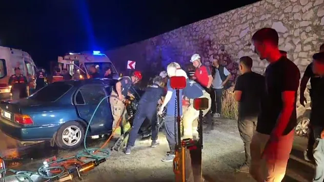 Kafa Kafaya Çarpışan İki Otomobilde Can Pazarı: 2 Ölü, 7 Yaralı