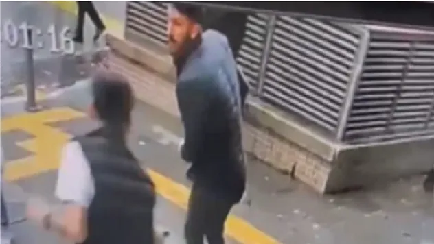 Kalabalığın ortasında silahlı saldırı kamerada