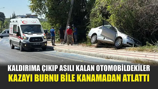Kaldırıma çıkıp asılı kalan otomobildekiler kazayı burnu bile kanamadan atlattı