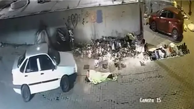 Kaldırımda uyuyanı fark etmedi, üzerinden otomobille geçti