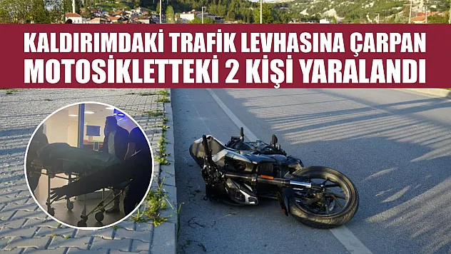 Kaldırımdaki trafik levhasına çarpan motosikletteki 2 kişi yaralandı