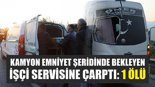 Kamyon emniyet şeridinde bekleyen işçi servisine çarptı: 1 ölü