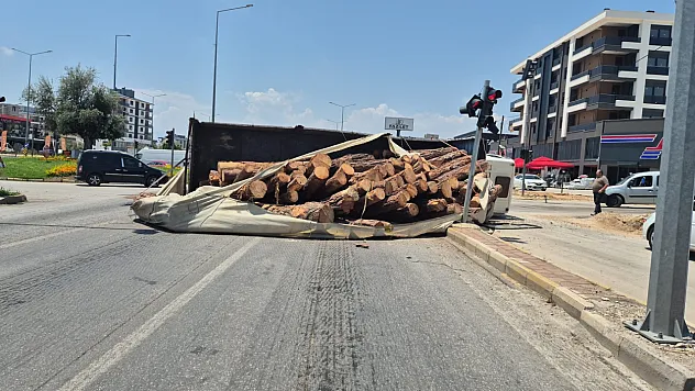 Kamyon kavşağa girerken devrildi, tomruklar yola savruldu