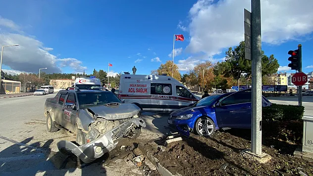 Kamyonet ile otomobil çarpıştı: 3 yaralı