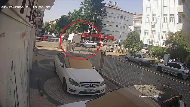 Kamyonet ile otomobil kavşakta çarpıştı, vatandaşlar 'sürekli kaza oluyor' diyerek önlem alınmasını istedi