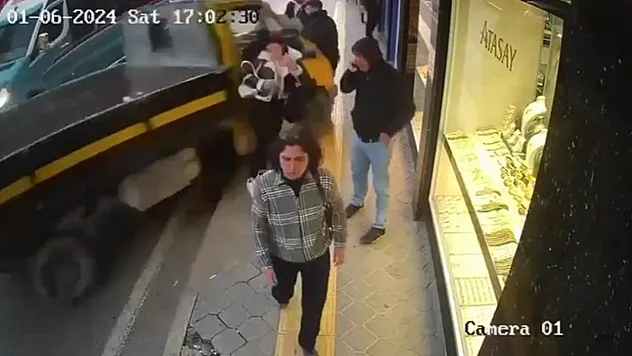 Kamyonet yayalara çarpıp iş yerine daldı: 5 yaralı