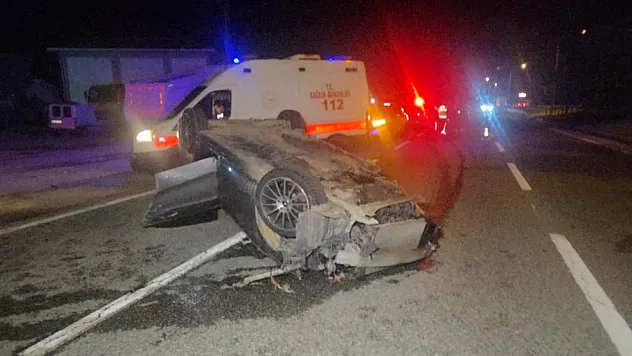 Kamyonete çarpan otomobil, 250 metre savrularak takla attı: 1'i ağır 3 yaralı