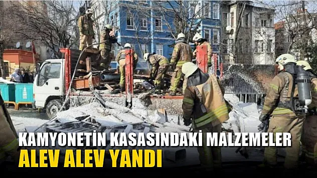 Kamyonetin kasasındaki malzemeler alev alev yandı