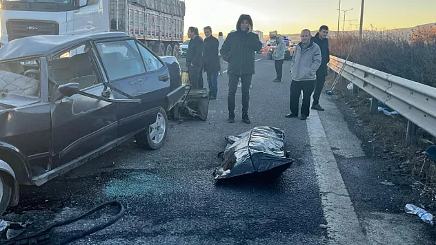 Kamyonla otomobil çarpıştı: 1 ölü, 4 yaralı