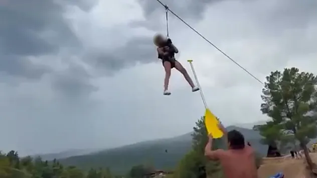 Kanyonda ziplinede asılı kalan turist çocuğu rafting rehberi kurtardı