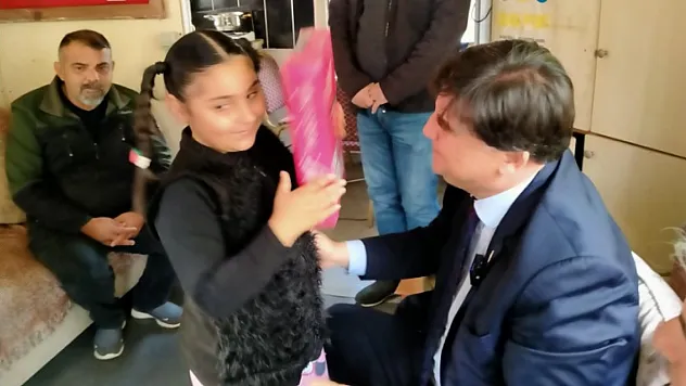 Karaca, Küçük Hayranına Hediye Sundu