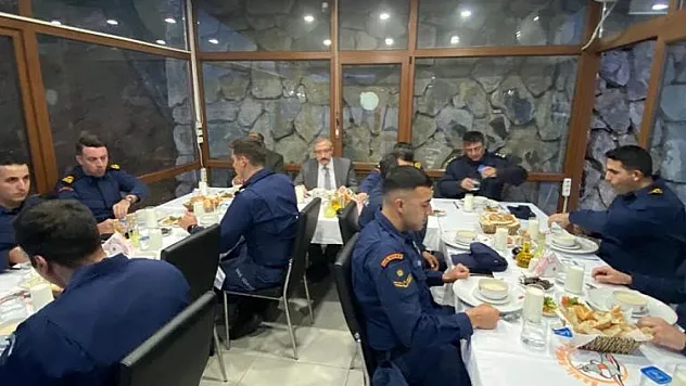 Karaman, sahil güvenlik personeliyle iftarda buluştu