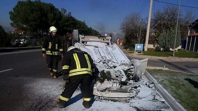 Karayolunda takla atan araç ters döndü