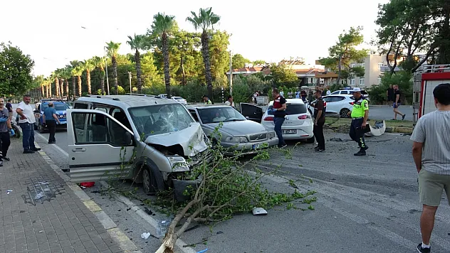 Karşı şeride geçen otomobil ortalığı savaş alanına çevirdi: 4 yaralı