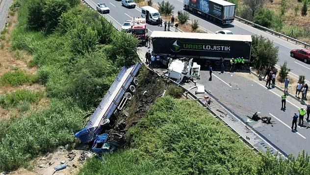 Karşı şeride geçen tır, bir başka tırla kafa kafaya çarpıştı: 1 ölü, 1 yaralı