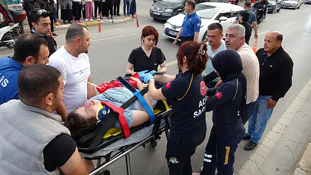 Karşıya geçmeye çalışan gence otomobil çarptı, kız arkadaşı ve annesi sinir krizi geçirdi