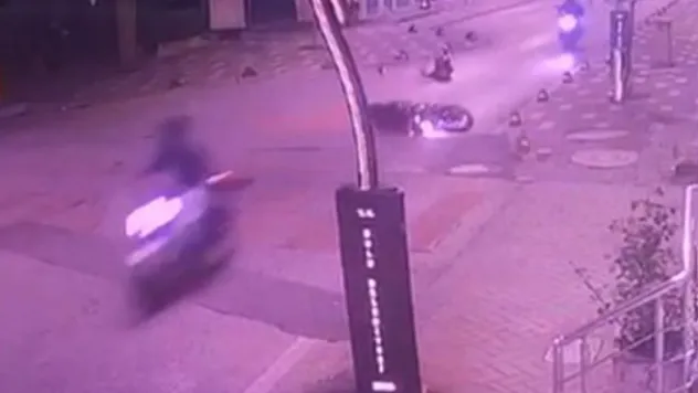 Kasksız sürücü motosikletten düştü, kafasını kaldırıma çarptı