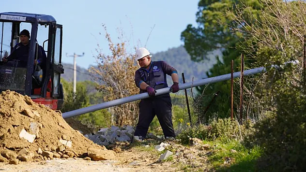 Kavaklıdere Çamlıyurt Mahallesi'nde içme suyu iletim hattı yenilendi